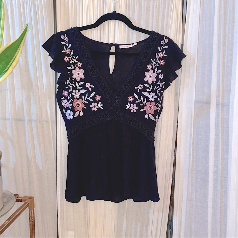 Mi Ami Embroidered Flutter Sleeve Peplum Blouse Size Small - Picture 2 of 9